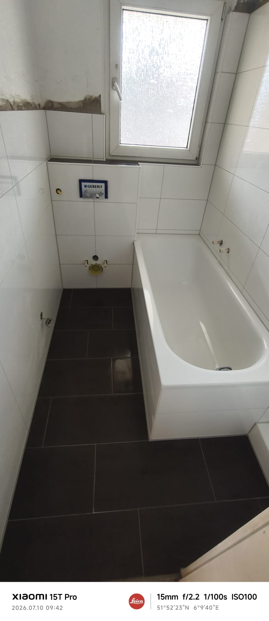Neu eingebaute Badewanne mit gefliester Verkleidung