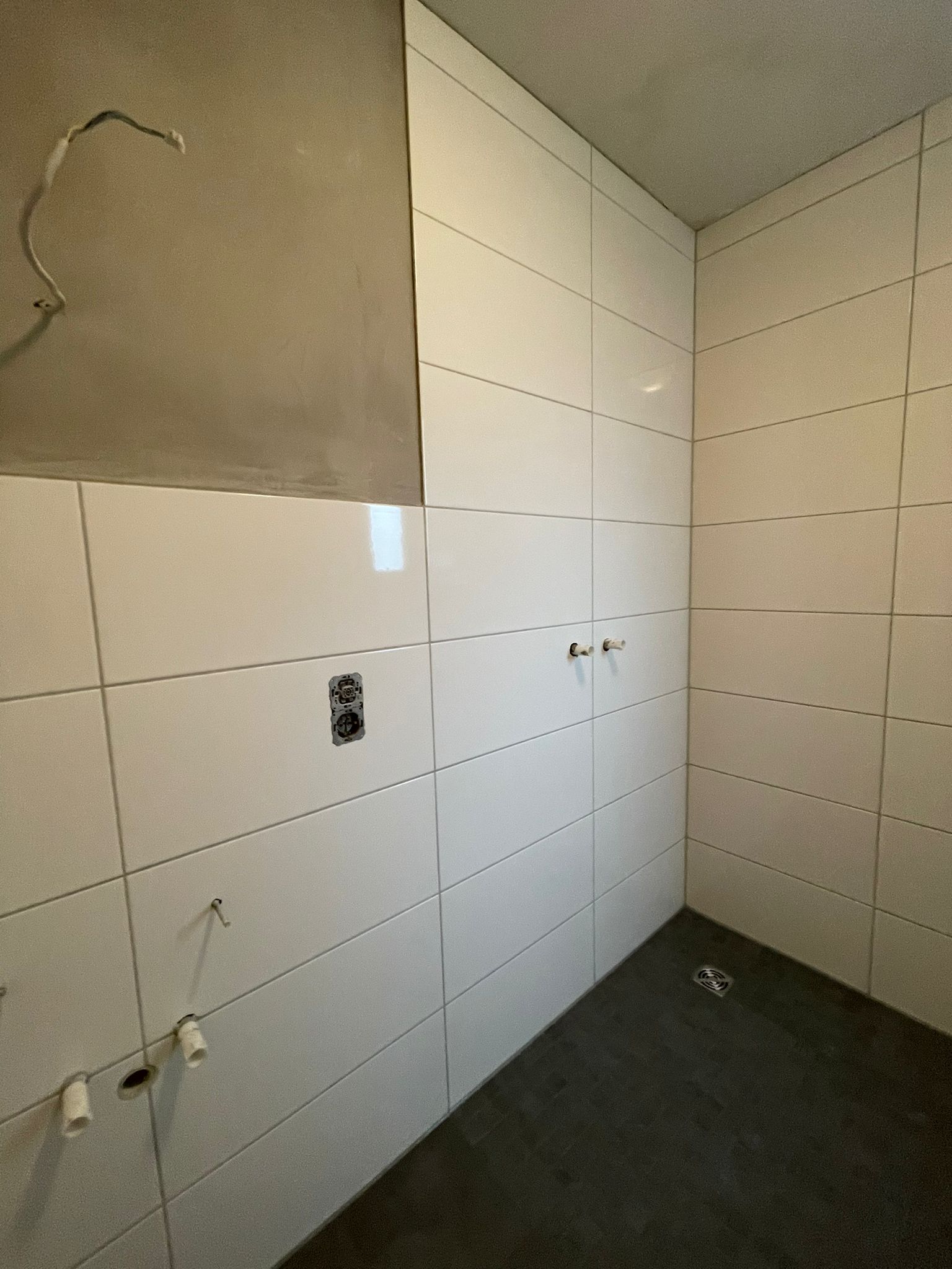 Weisse Wandfliesen, frisch verlegt und verfugt
