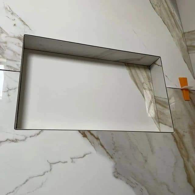 Wandnische in Marmoroptik als Ablage in der Dusche